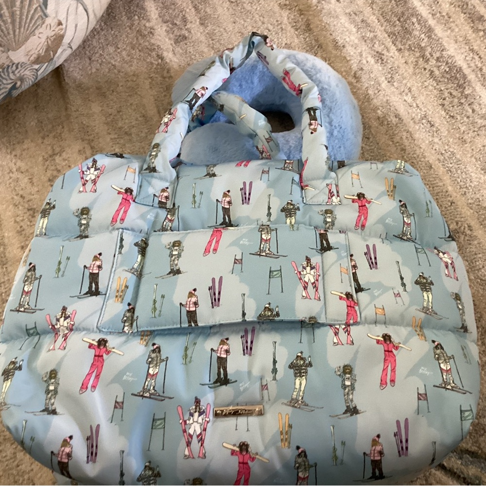🛩️✨ Betsy Johnson Weekender Bag w/Neck Pillow! 🧳 💙